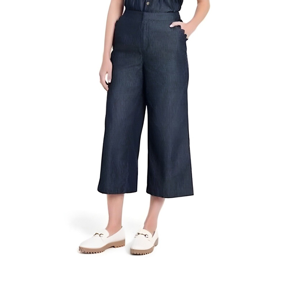 Chic Denim Crop with Scalloped Pockets